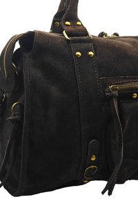 Sac à main en daim brun foncé avec poche zippée, clous en laiton, boucle et doubles poignées sur fond blanc.