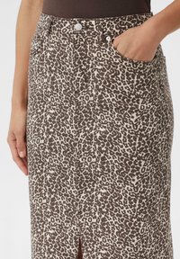 Spódnica w print w panterę w odcieniach brązu i kremu, do kolan, z rozcięciem z przodu, boczną kieszenią i przymocowanym elementem metalowym w pasie.