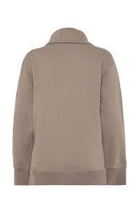 Beige pullover med høj krave og ribstrikkede manchetter. Blød, glat tekstur; har minimal syning og ingen synlige logoer eller mønstre.