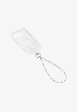 Heldere transparante telefoonhoes met een cirkelvormige ringhouder en aangehechte zilveren ketting op een witte achtergrond.