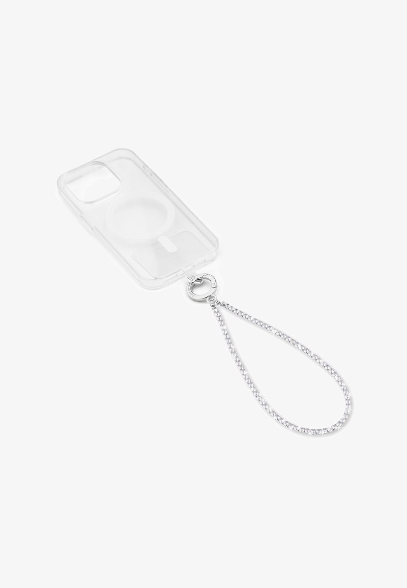 Priehľadný priehľadný telefónny obal s kruhovým držiakom a pripojeným strieborným reťazovým pásikom na bielom pozadí.