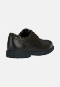 Zwarte leren schoen met een afgeronde neus, subtiele stiksels en een rubberen zool. Heeft een vetersluiting voor een goede pasvorm.