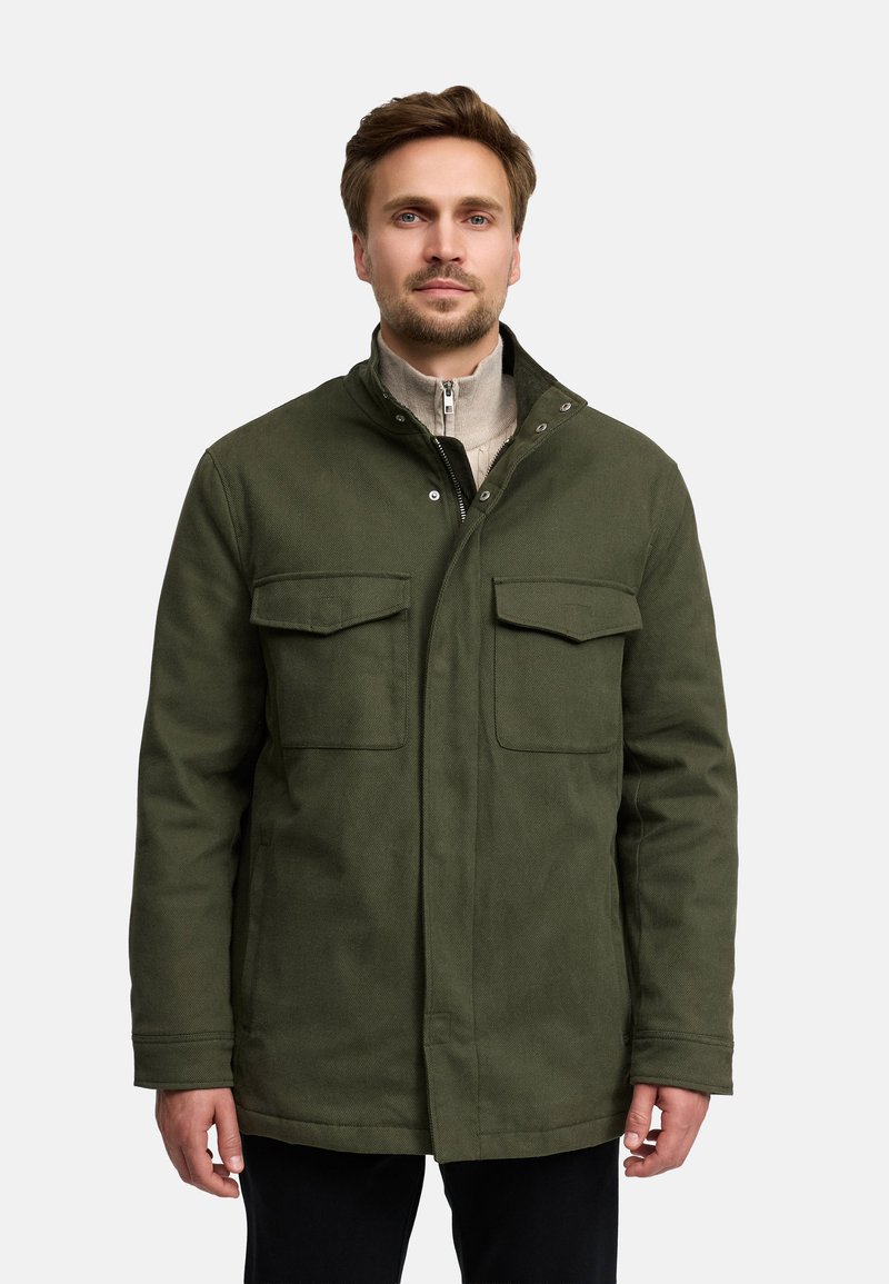 Olijfgroene parka-jack gemaakt van textuurstof, met twee borstzakken, een hoge kraag en een rits aan de voorkant met drukknoopsluitingen.