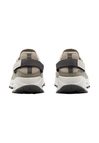 Sneakers beige e grigi con un design texture, dotati di una fascia con velcro e di una suola bianca imbottita con un battistrada in gomma nera.