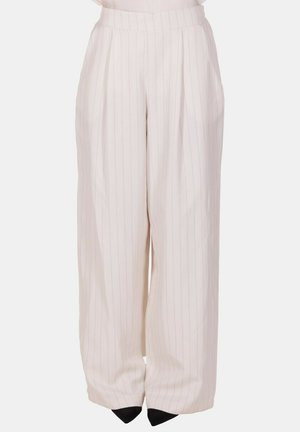 Pantaloni crema a vita alta e gamba larga con sottili righe verticali, indossati con scarpe nere con punta appuntita, vista frontale, senza parte superiore visibile.