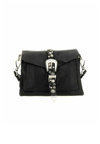 Borsa a tracolla in pelle nera con chiusura a patta, fibbia decorativa in argento e dettagli decorativi sulla tracolla.