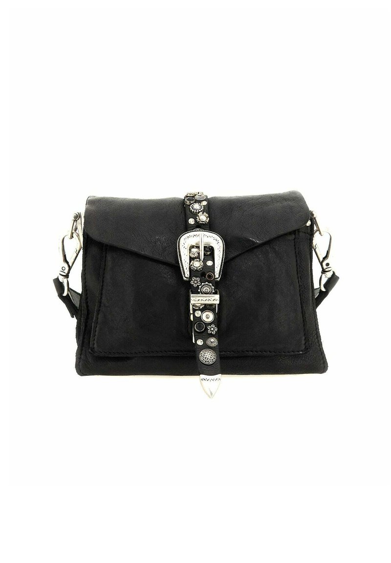 Borsa a tracolla in pelle nera con chiusura a patta, fibbia decorativa in argento e dettagli decorativi sulla tracolla.