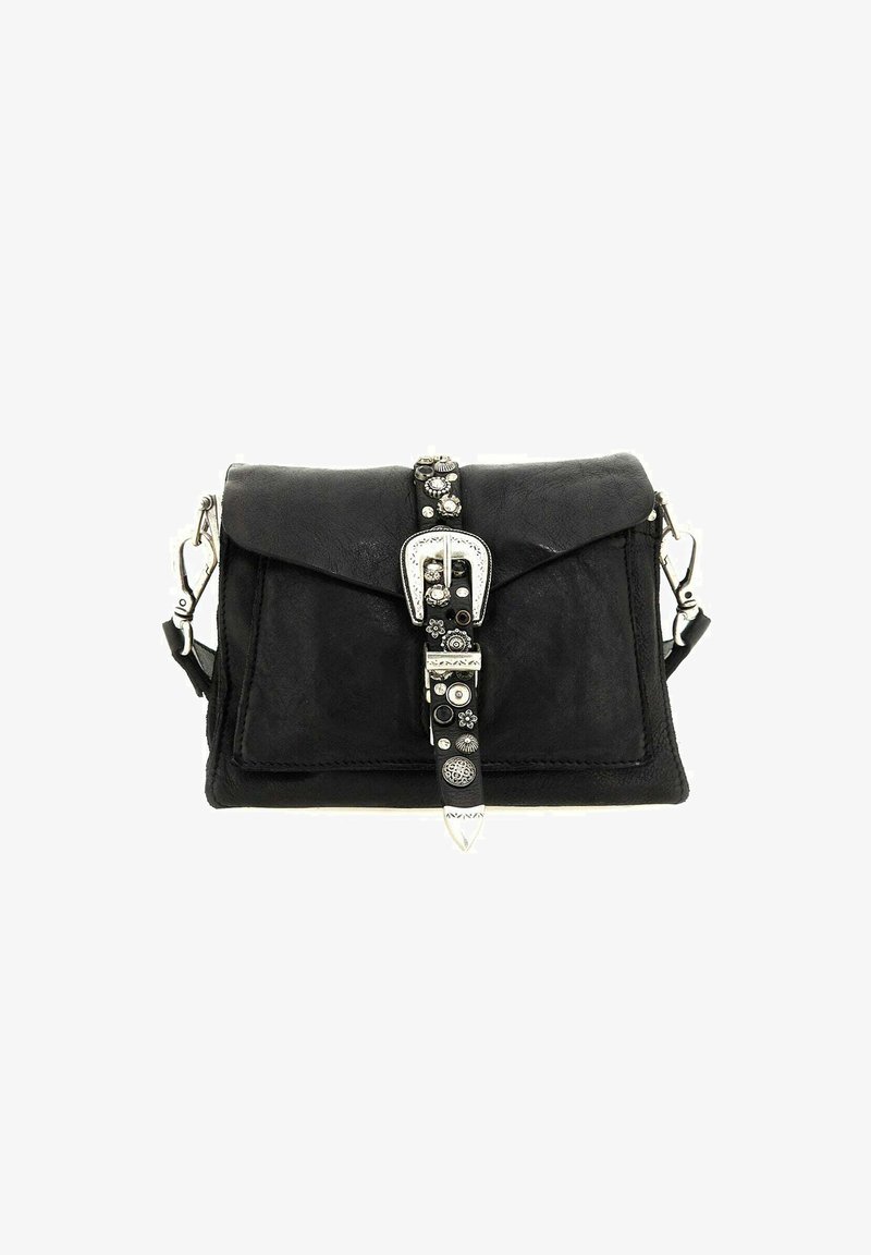 Borsa a tracolla in pelle nera con chiusura a patta, fibbia decorativa in argento e dettagli decorativi sulla tracolla.