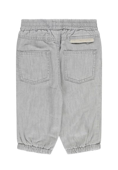 Pantaloni jogger grigi con vita elasticizzata realizzati in tessuto morbido. Presentano due tasche posteriori e polsini elastici alle caviglie. Etichetta cucita sulla vita.