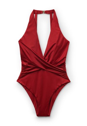 Bañador rojo de una pieza con cuello halter, escote en V profundo, cintura fruncida y cierre trasero con broche.