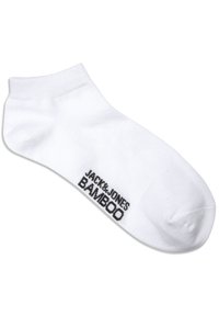 Weiße Bambussocken mit einem niedrigen Schnittdesign, mit schwarzem "JACK&JONES" und "BAMBOO"-Text an der Seite bedruckt. Weicher und glatter Stoff.