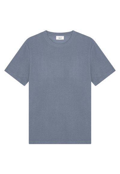 T-shirt semplice a maniche corte con scollo tondo in blu tenue con una piccola etichetta bianca al collo.