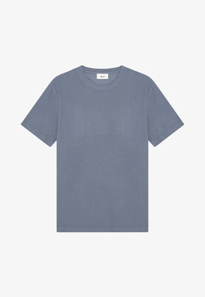 T-shirt semplice a maniche corte con scollo tondo in blu tenue con una piccola etichetta bianca al collo.