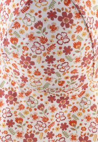 Blumenmusterstoff in verschiedenen Orangetönen, Pink und Grün auf weißem Hintergrund. Enthält kleine Blumen und Blätter mit glatter Textur.