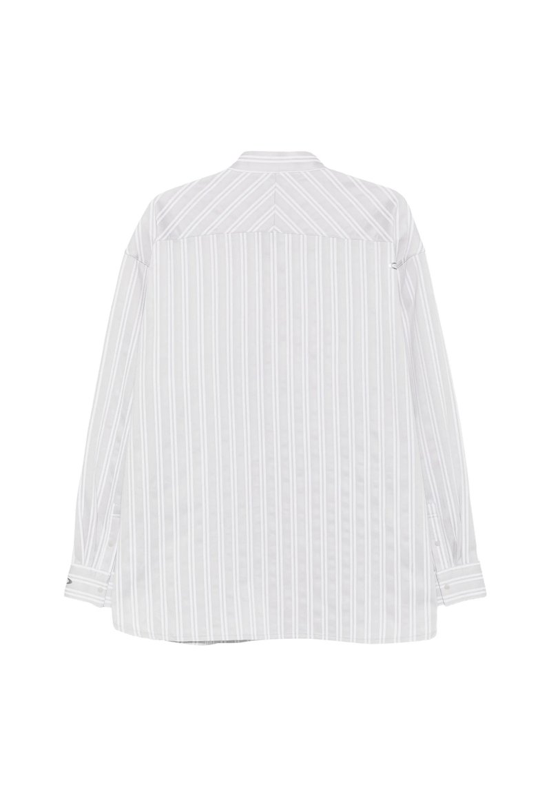 Camicia bianca a maniche lunghe con righe grigie verticali e motivo a chevron sulla parte superiore della schiena, polsini con bottoni, vista da dietro.
