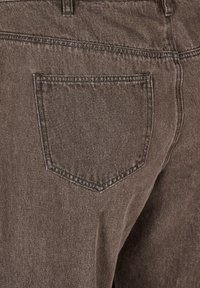 Jean en denim marron avec une seule poche arrière, présentant une coupe droite et une texture subtile due au tissage du tissu.