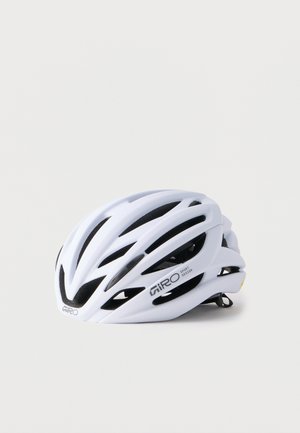 Casco da ciclismo bianco aerodinamico con multiple fessure di ventilazione e imbottitura interna nera, con etichetta "Giro Sport Design".