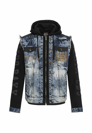 Jeansjacke mit schwarzem Hoodie und Ärmeln, distressed Details, Frontreißverschluss, mit Knöpfen versehene Brusttaschen und gebrandeter Schrift auf der linken Brust und den Ärmeln.