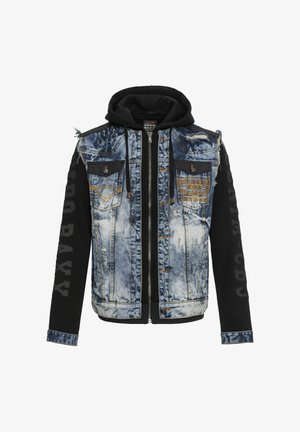 Jeansjacke mit schwarzem Hoodie und Ärmeln, distressed Details, Frontreißverschluss, mit Knöpfen versehene Brusttaschen und gebrandeter Schrift auf der linken Brust und den Ärmeln.