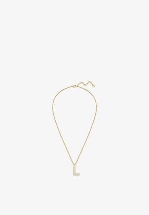 Collier délicat en chaîne d’or avec un fermoir réglable et un pendentif minimaliste en forme de lettre L en or suspendu au centre.