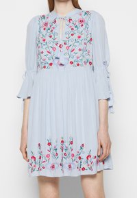 YAS Tall Vestido informal - light blue