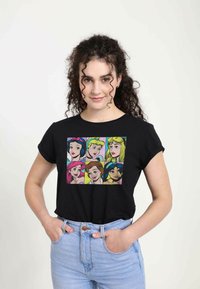Sort kortærmet t-shirt med et farverigt, gitter-stil grafikprint af otte tegneseriefigurers ansigtstræk.