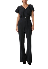 Czarny kombinezon z dekoltem w serek, krótkimi rękawami i ściągniętą talią z paskiem z metalową klamrą. Rozkloszowane nogawki. Gładka tekstura materiału.