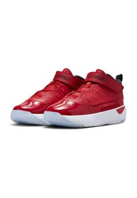 Scarpe da ginnastica rosse e lucide con design a metà altezza, caratterizzate da accenti neri e una suola in gomma bianca. Include una fascia in velcro e dettagli perforati.