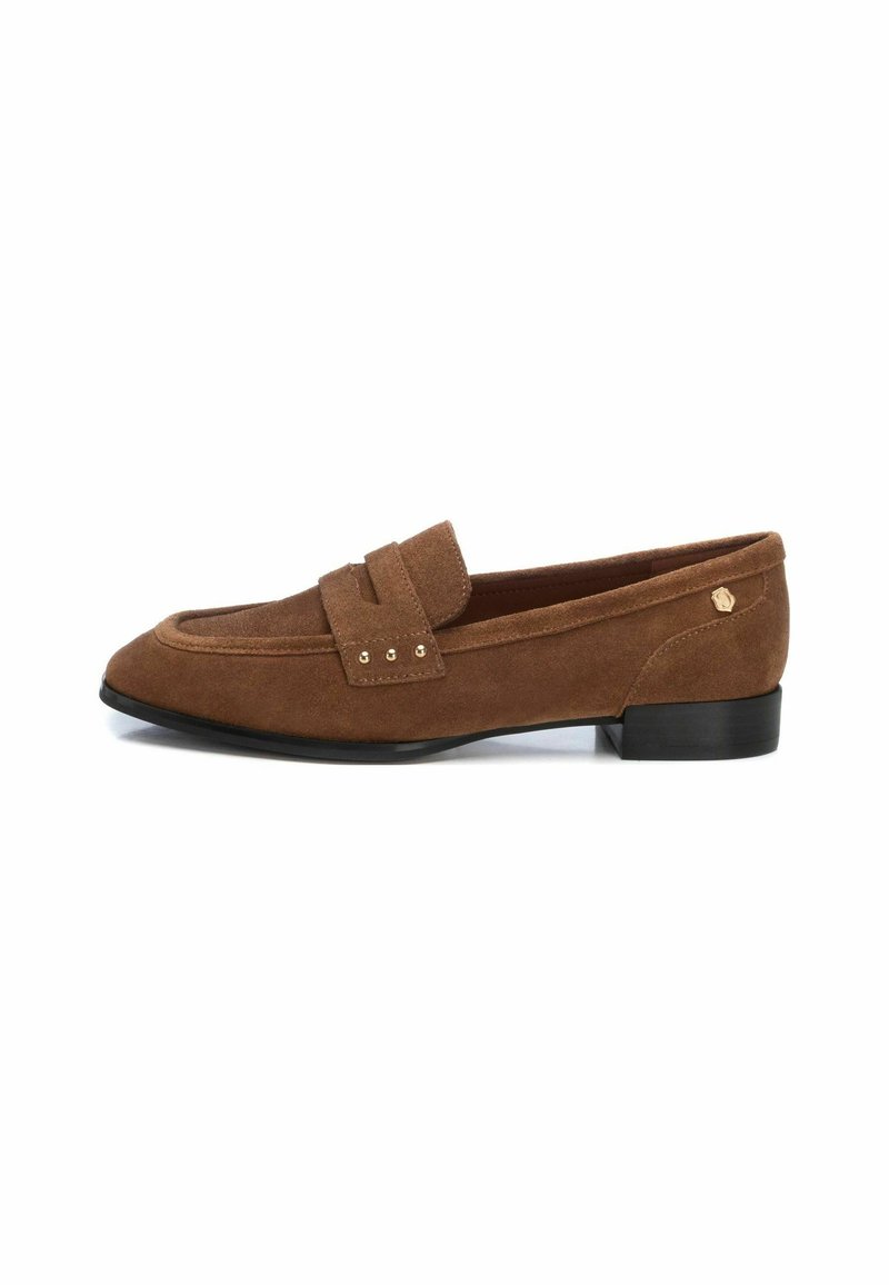 Mocasines de ante marrón con puntera redondeada, diseño de doble correa y sutiles detalles dorados en la parte superior y lateral. Suela de goma negra.