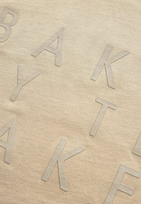 Baker by Ted Baker REGULAR FIT - Triko s potiskem - stone