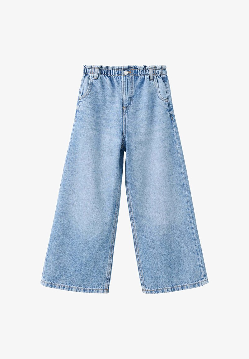 Pantalon en jean bleu clair à jambes larges avec taille élastique, fermeture à boutons et poches avant sur fond blanc.
