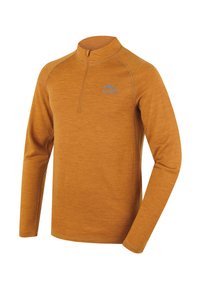 Oranžový svetr s dlouhým rukávem a čtvrtinovým zipem, se modrým logem na hrudi. Vyrobeno z měkké, strukturované tkaniny.