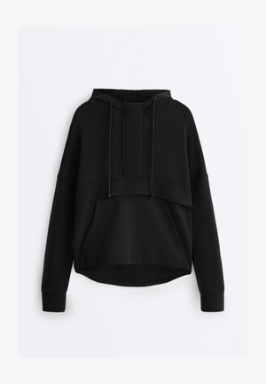 Musta huppari, jossa pitkät hihat, etutasku, kiristysnyörit sekä kerroksellinen kangasrakenne rinnan ja takareunan alareunassa.