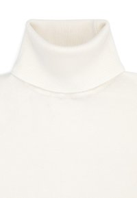 Biała sweter z prążkowanym golfem, charakteryzujący się wysokim kołnierzem, miękką fakturą i dopasowanym krojem. Brak widocznych wzorów lub elementów metalowych.