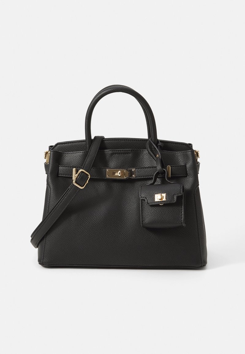 Sac à main en cuir noir texturé avec doubles poignées, bandoulière réglable, fermoir en métal doré et petite pochette attachée avec un fermoir assorti.