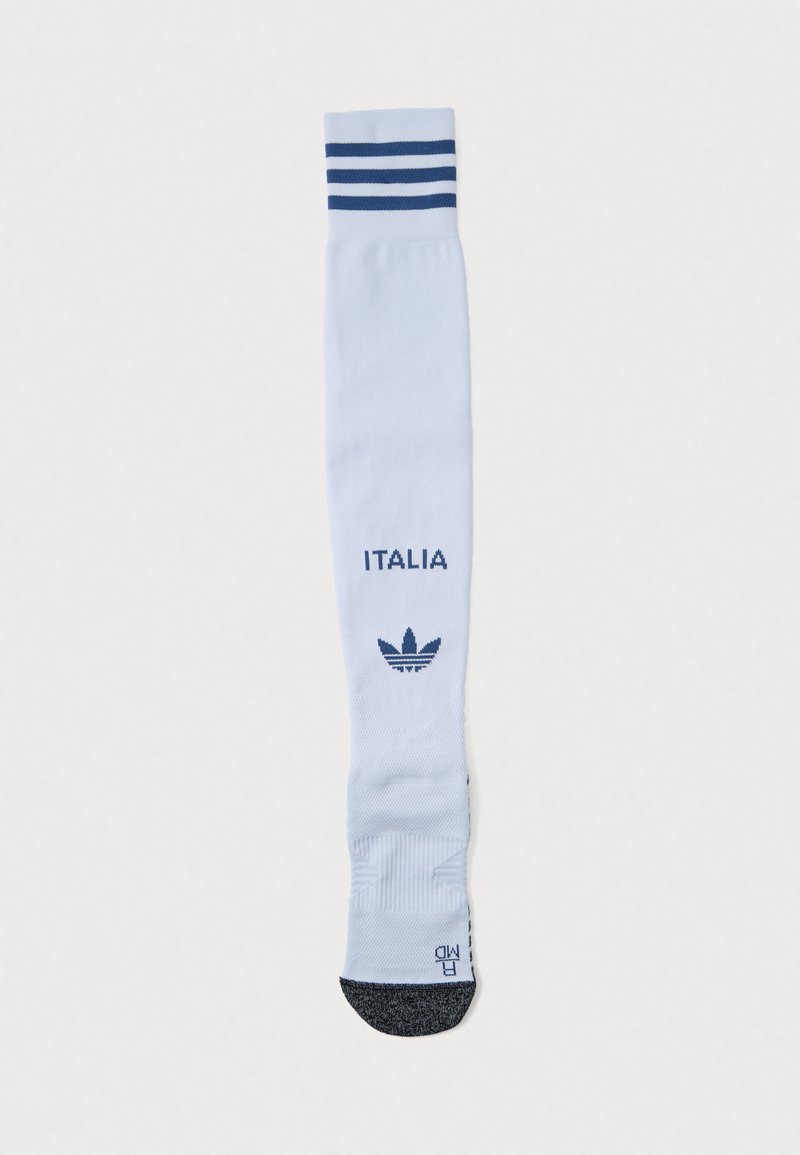 Λευκή κάλτσα μέχρι το γόνατο με μπλε μανσέτα τριών ρίγων, κείμενο "ITALIA" και λογότυπο Adidas σε ναυτικό μπλε, με υφασμένο γκρι πέλμα.