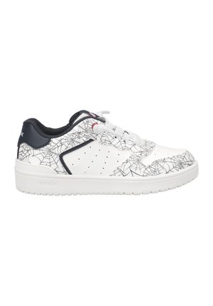 Witte sneaker met een zwart spinnenwebpatroon, textuur materiaal, ronde neus en marineblauwe accenten op de hiel en zijkant. Geox merkzichtbaar.
