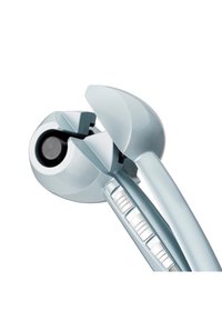 Zilveren notenkraker met een ronde vorm, ergonomische handvatten, een cirkelvormige opening en textuur voor betere grip en functionaliteit.