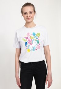 Biała bawełniana koszulka z kolorowym wzorem graficznym przedstawiającym jednorożca, misia i elementy kwiatowe, umieszczonymi na środku przodu.