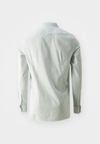 Camicia a maniche lunghe di colore verde chiaro con un motivo a stampa, colletto a punta e texture liscia, caratterizzata da piccoli disegni geometrici.