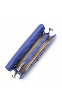 Portafoglio in pelle viola con una finitura liscia, dotato di un compartimento con zip e un interno beige chiaro. Chiusura in metallo argentato.