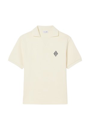 Roomkleurig poloshirt met korte mouwen, open kraag en klein zwart ruitvormig logo op de linkerborst.