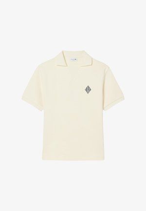 Roomkleurig poloshirt met korte mouwen, open kraag en klein zwart ruitvormig logo op de linkerborst.