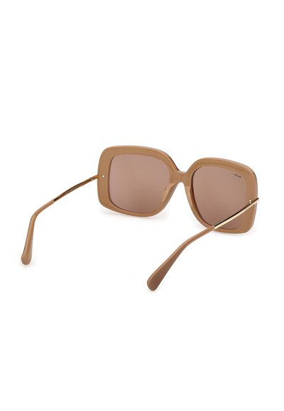 Lunettes de soleil carrées surdimensionnées de couleur marron avec des verres légèrement teintés et des branches fines ornées d'accents dorés, vues de l'arrière.