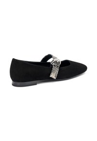 Bailarinas de ante negro que cuentan con una correa decorativa con una hebilla plateada texturizada, mostrando un diseño elegante y con estilo.