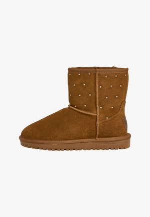 Braune Wildleder-Stiefelette mit runder Zehenpartie, dekorativen silbernen Nieten, einem gerippten Schaft und einer strukturierten Gummisohle mit Markenlogo.
