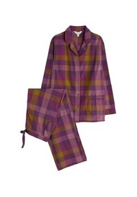 Gekleed pyjamastel in paarse, gouden en roze tinten. Bevat een gekraagde top met knopen en een broek met een strik taille, gemaakt van lichte stof.