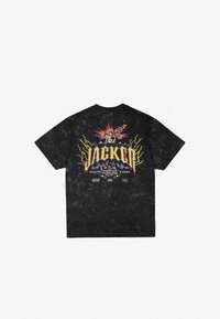 T-shirt nera con effetto tie-dye, caratterizzata da una stampa grafica sul retro con testo in grassetto, fulmini e una silhouette di montagna. Maniche corte, collo a giro.