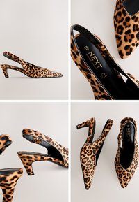 Paire d'escarpins slingback à talons kitten avec imprimé léopard, bouts pointus et semelles intérieures noires portant la mention « NEXT Forever Comfort », taille 6,5/40.