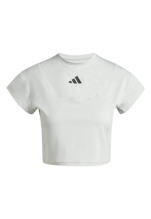 Apskrūdēts balts sporta krekliņš ar īsām piedurknēm un apaļu kakla izgriezumu. Uz krūšu daļas ir melns Adidas logo. Gluda auduma tekstūra.